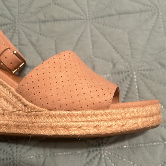 LIKE NEW! a.n.a. 3.5" wedge Brenda sandal in beige/light pink 9M w/ ankle strap - Picture 6 of 14